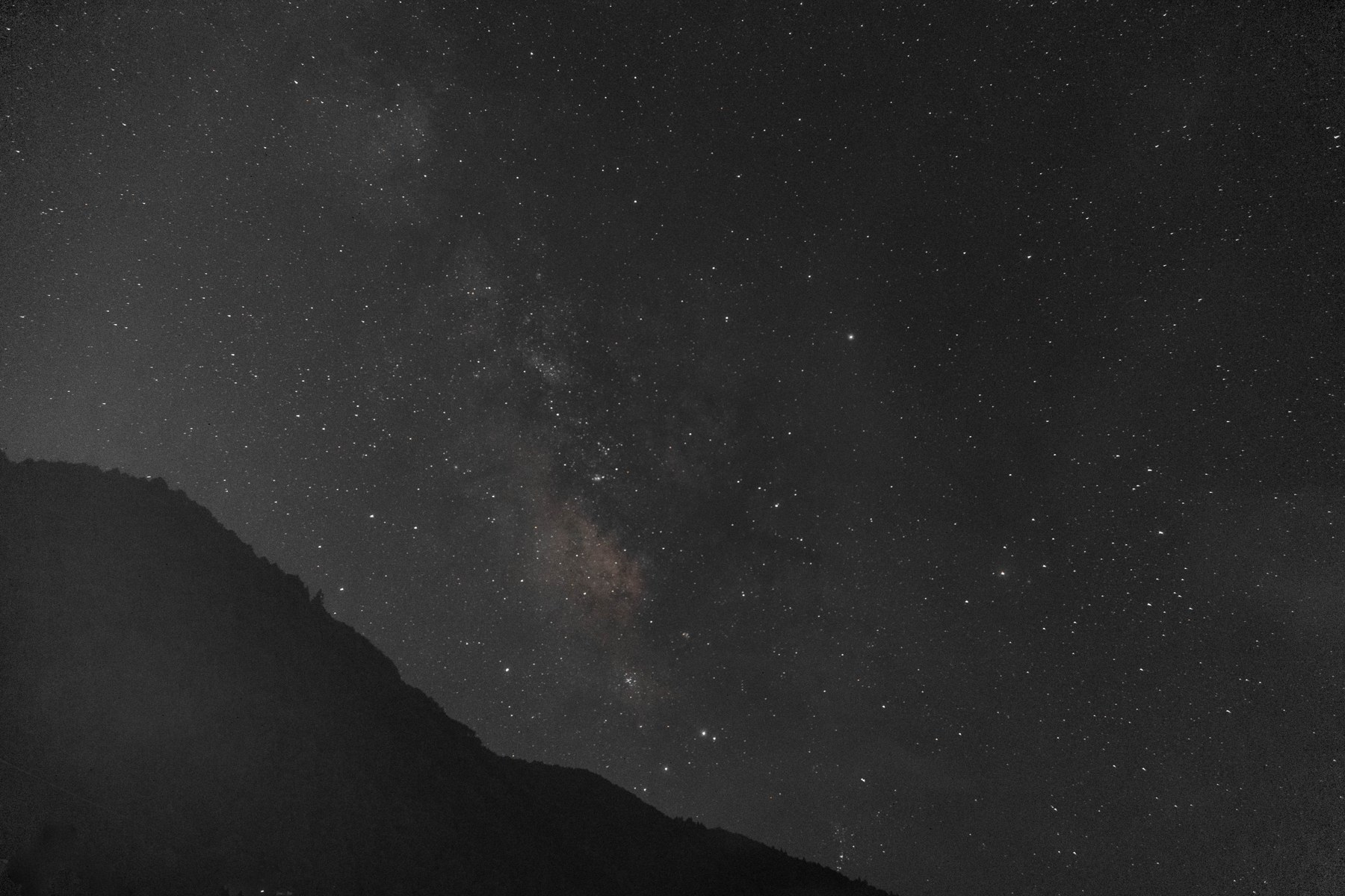 はるひが旅先で撮影した山の上に広がる星空