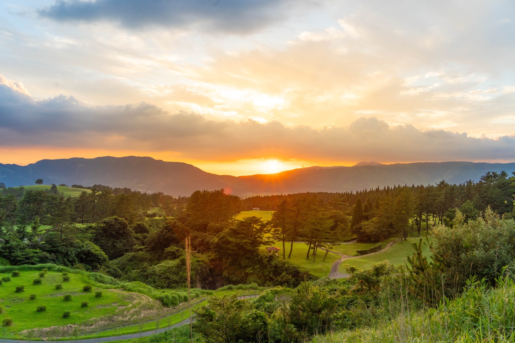 旅先で出会った、山並みに沈む夕日